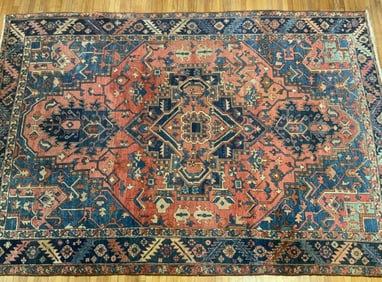 ANTIQUE HERIZ ORIENTAL ROOM SIZE RUG.