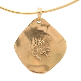 14K GOLD WIRE CHOKER & SQUARE MEDALLION PENDANT.