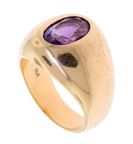 MEN'S 14K GOLD OVAL AMETHYST RING.