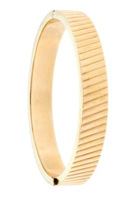 VINTAGE 14K GOLD RIBBED HINGED BANGLE BRACELET.