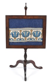 ANTIQUE QUEEN ANNE MAHOGANY TABLE TOP FIRE SCREEN.