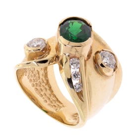 18K GOLD TSAVORITE GARNET & DIAMOND RING.
