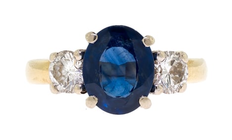 18K GOLD OVAL SAPPHIRE & DIAMOND THREE STONE RING.