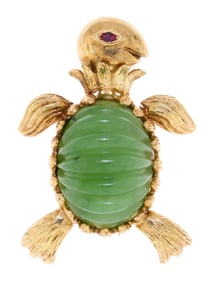 VINTAGE 14K GOLD CARVED JADE SEA TURTLE PIN.