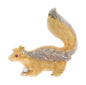18K YELLOW & WHITE GOLD SKUNK PIN.