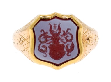 VICTORIAN 15K GOLD ENGLISH HARD STONE CREST RING.