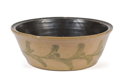 19TH C. AMERICAN SLIP DECOATED STONEWARE MILK PAN.