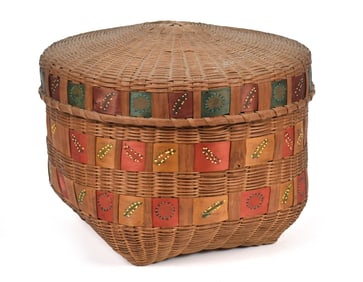 ANTIQUE NORTHEAST NATIVE AMERICAN LIDDED BASKET.