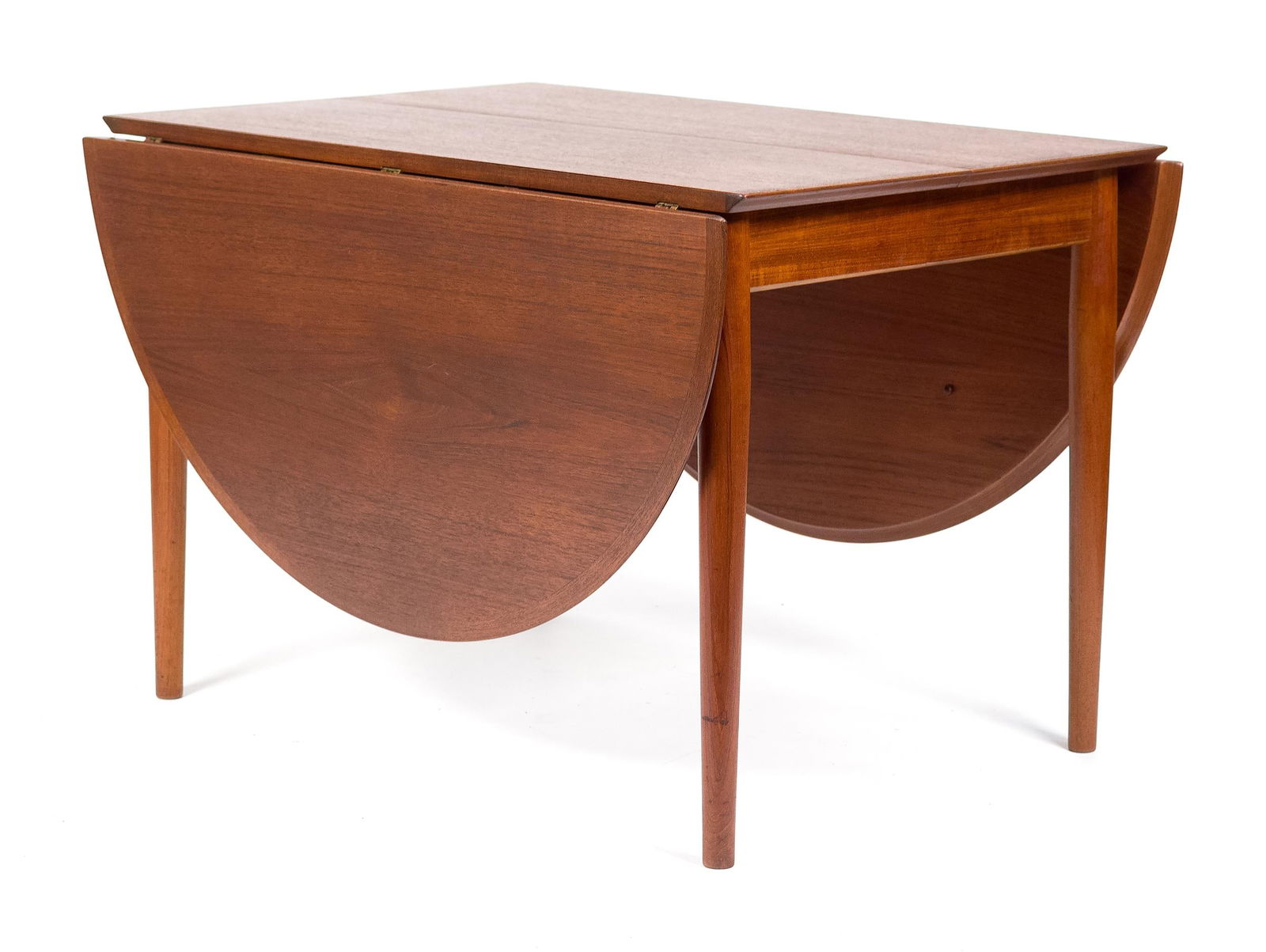 ARNE VODDER FOR SIBAST, MODEL 227 TEAK DINING TABLE.: A ca. 1960 Arne Vodder for Sibast Model 227 teak extension table, with removable shaped leaves, and two removable fitted 22” leaves. No evidence of maker’s marks or stamps.29.75”H x