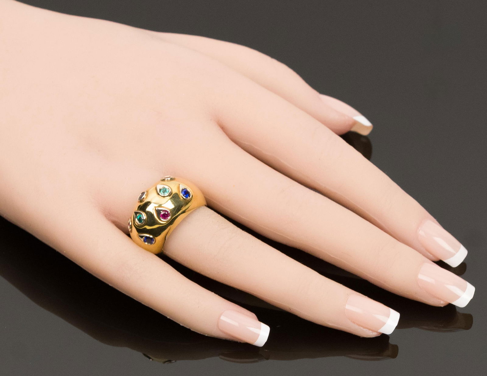 14K GOLD EMERALD, RUBY & SAPPHIRE DOME RING. - 13