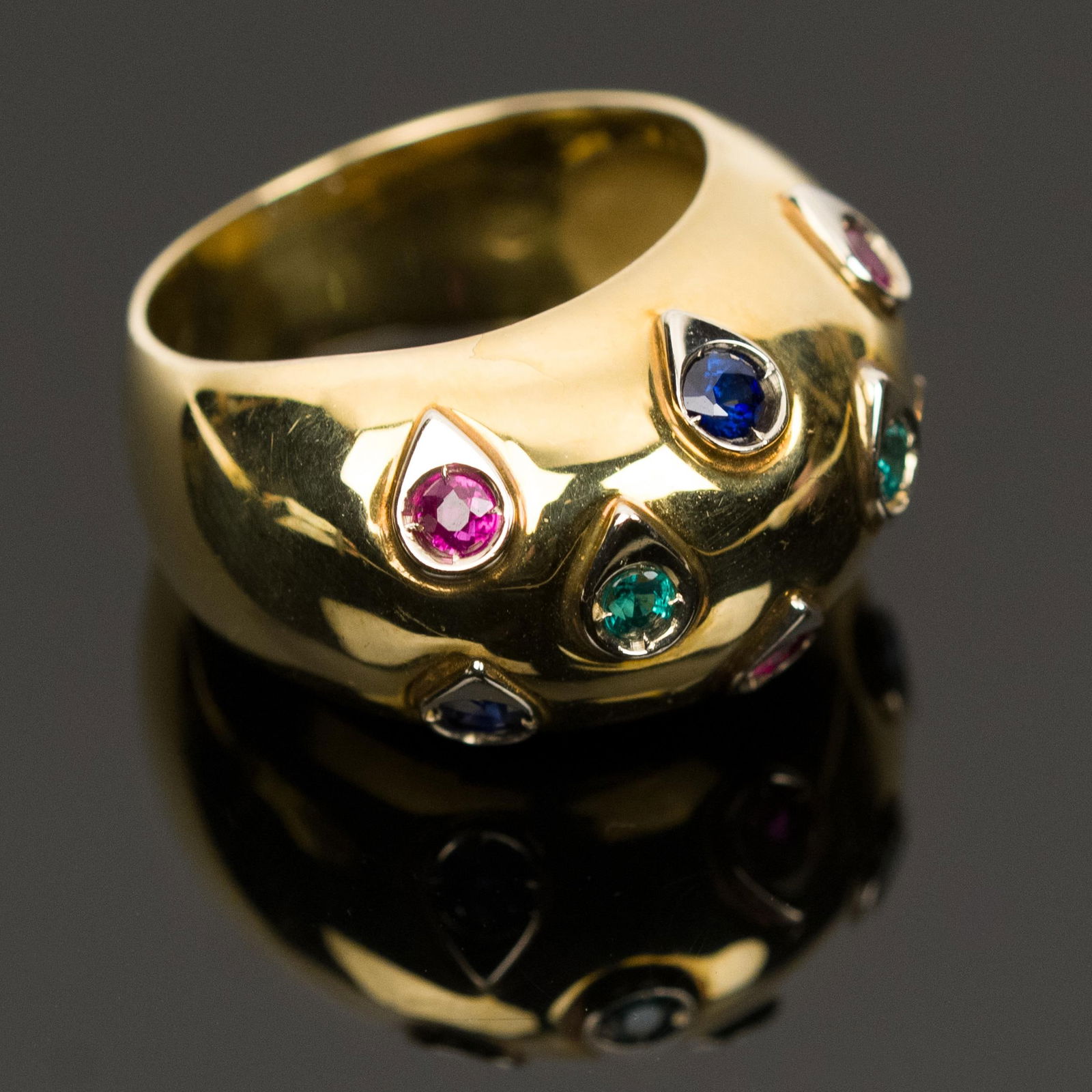 14K GOLD EMERALD, RUBY & SAPPHIRE DOME RING. - 3