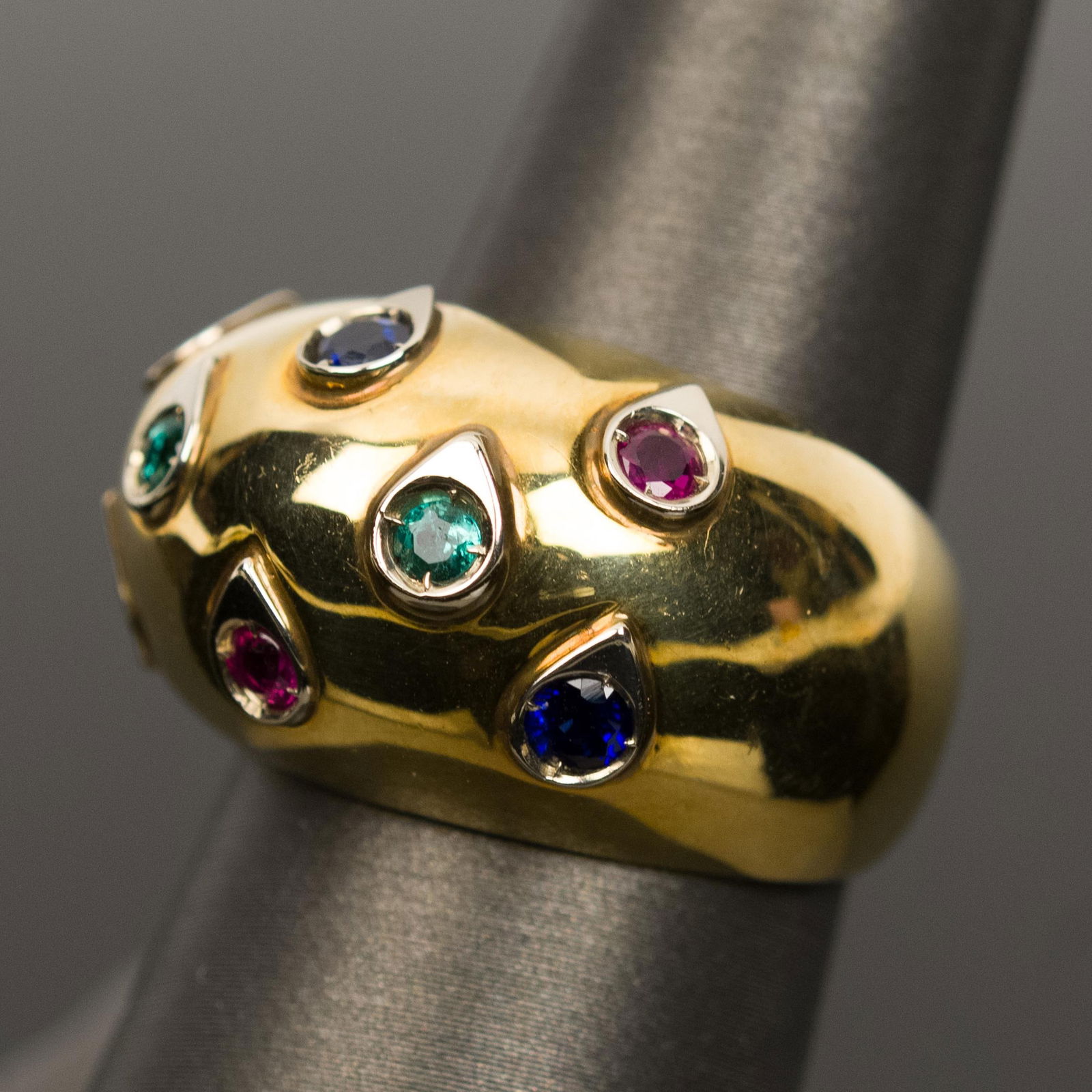 14K GOLD EMERALD, RUBY & SAPPHIRE DOME RING. - 5