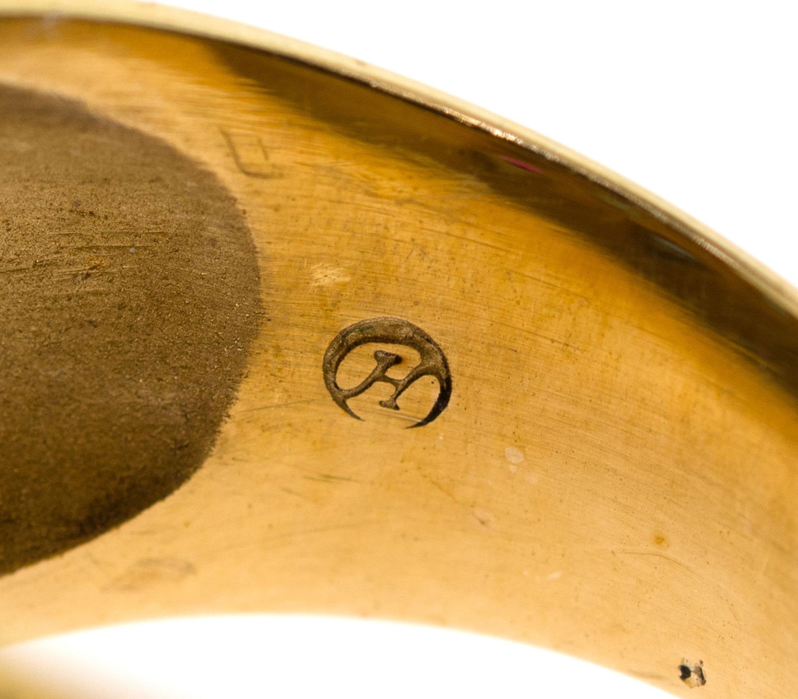 14K GOLD EMERALD, RUBY & SAPPHIRE DOME RING. - 7