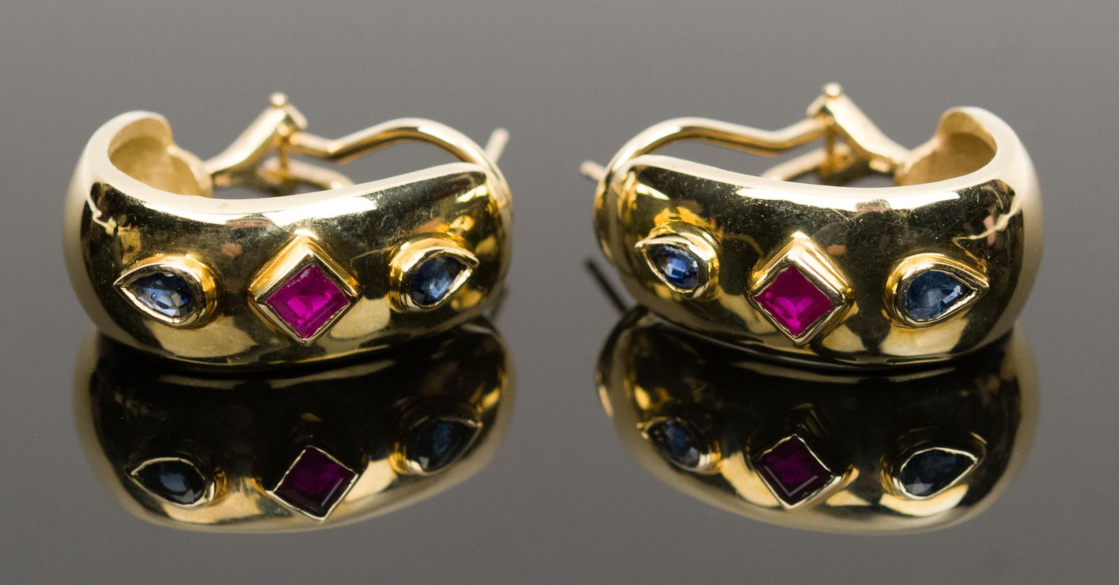 14K GOLD RUBY & SAPPHIRE HALF-HOOP POST EARRINGS. - 3