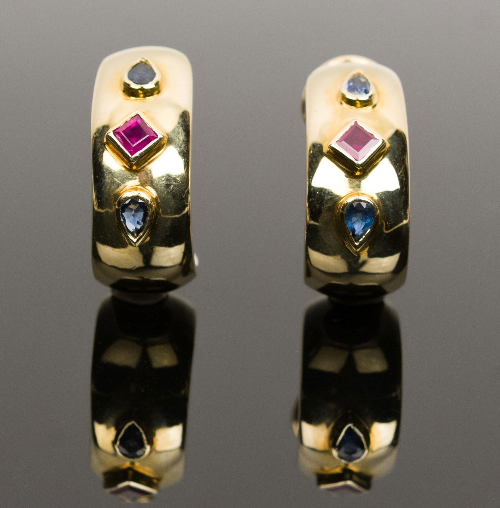 14K GOLD RUBY & SAPPHIRE HALF-HOOP POST EARRINGS. - 4