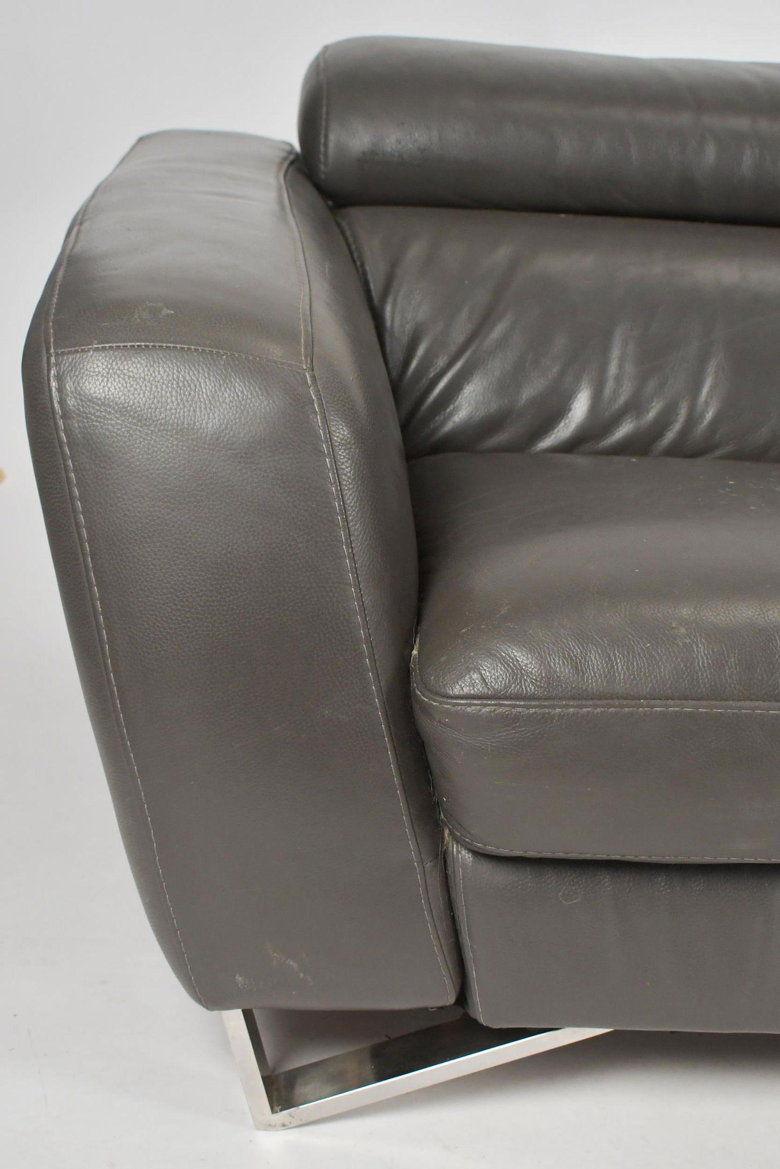 VINTAGE DESIGNER GREY LEATHER SOFA. - 3
