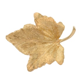 14K GOLD MAPLE LEAF PIN.
