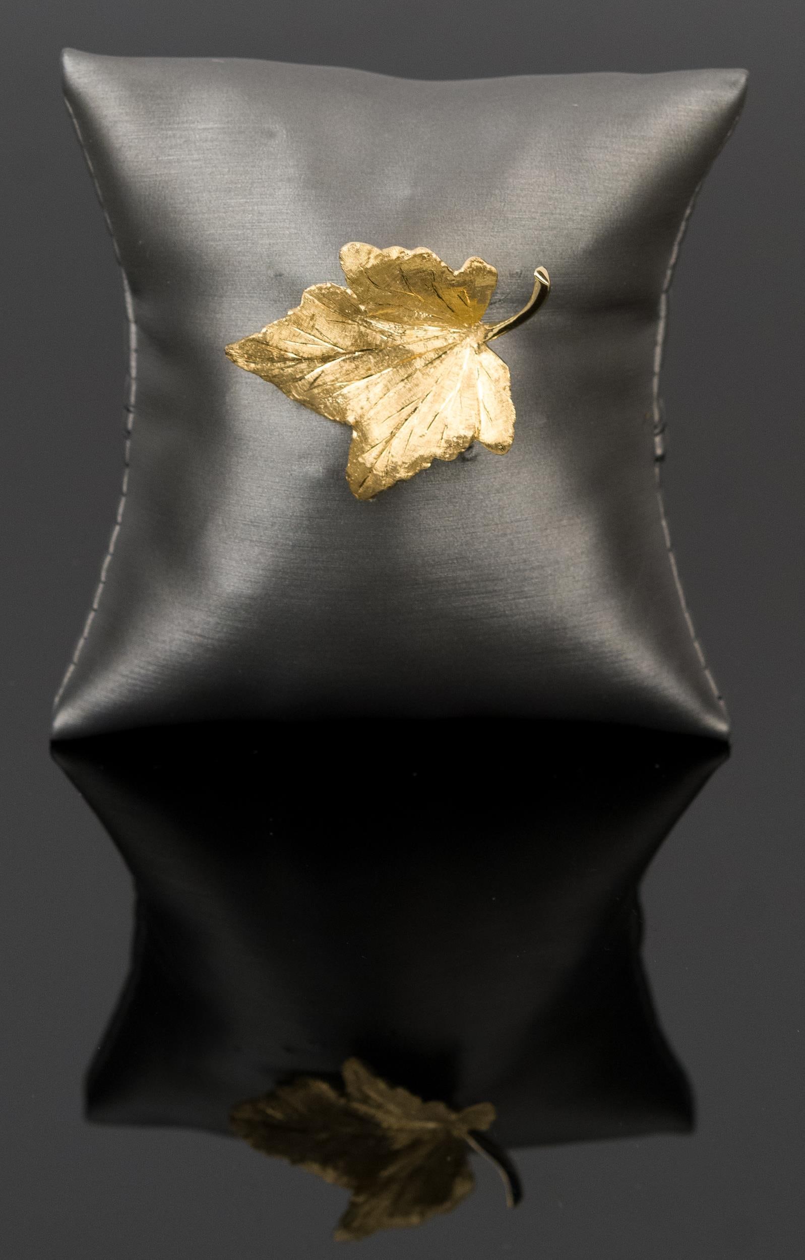 14K GOLD MAPLE LEAF PIN. - 5