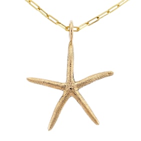 14K YELLOW GOLD STARFISH PENDANT & CHAIN.