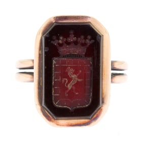 ANTIQUE GOLD FAMILY CREST INTAGLIO HARDSTONE RING.