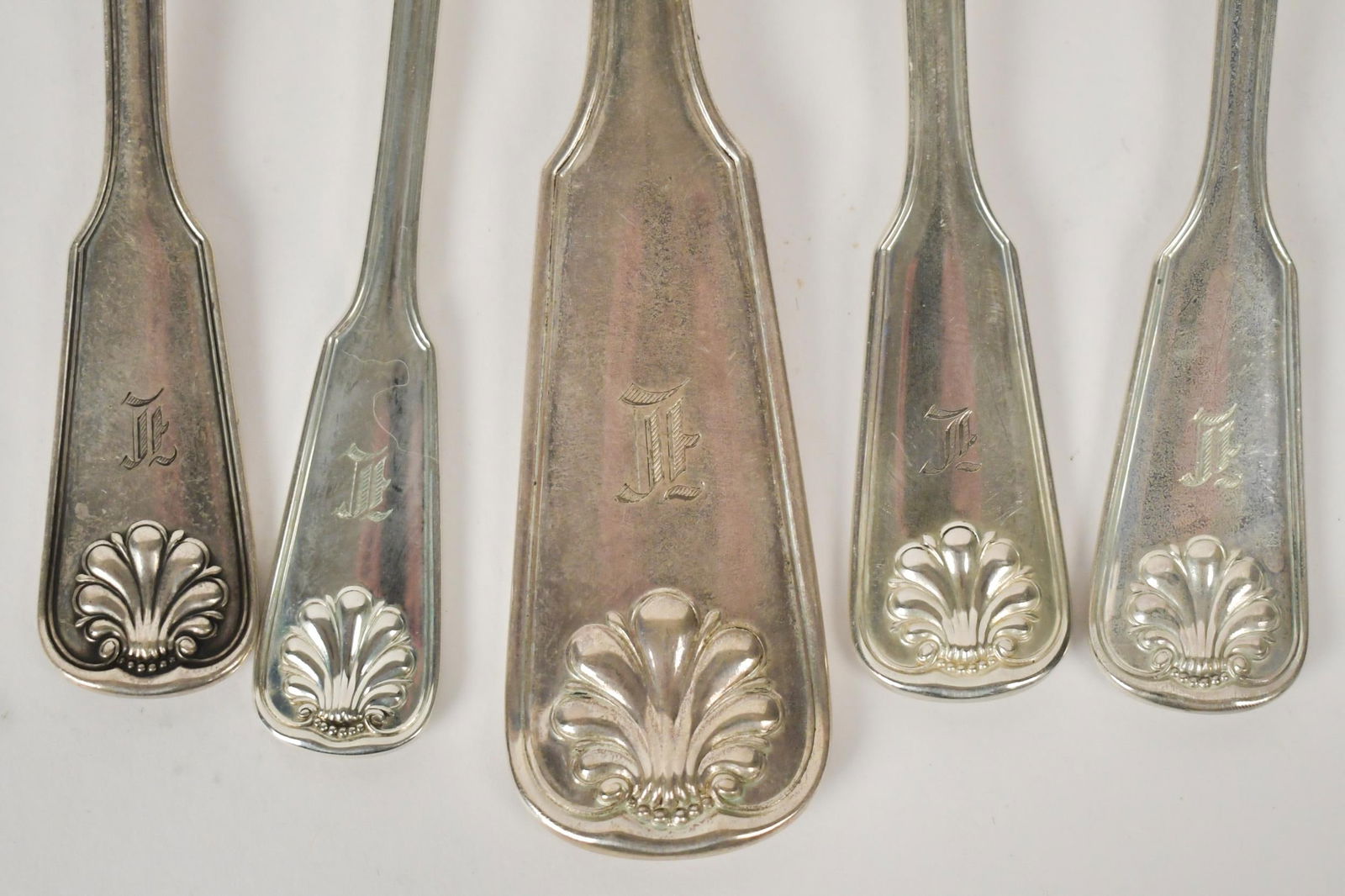TIFFANY & CO. THREAD AND SHELL STERLING FLATWARE. - 2