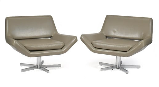 PR. VINTAGE SWIVELING LOUNGE CHAIRS.