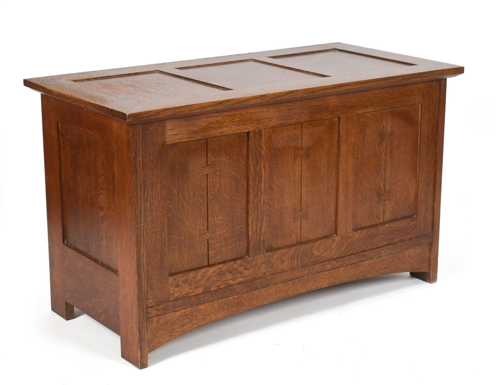 20TH C. STICKLEY ARTS & CRAFTS OAK BLANKET CHEST.: A 20th C. Stickley (Manlius, NY) labeled cedar lined Mission oak blanket box,25”H x 42”W x 21”D.