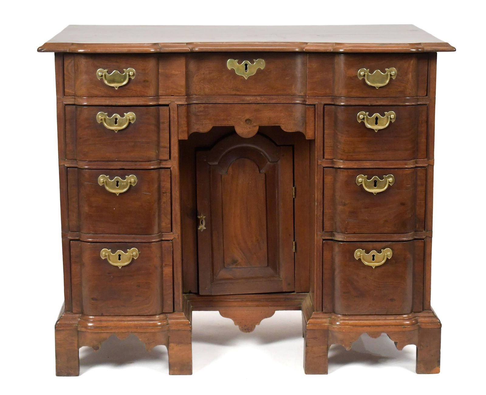 18TH C. MA CHIPPENDALE BLOCK FRONT DRESSING TABLE.: A ca. 1770 Boston Massachusetts mahogany knee-hole dressing table, a carved mahogany top with thumb molded edge, and a conforming block front with knee-hole center door, on an applied bracket base.