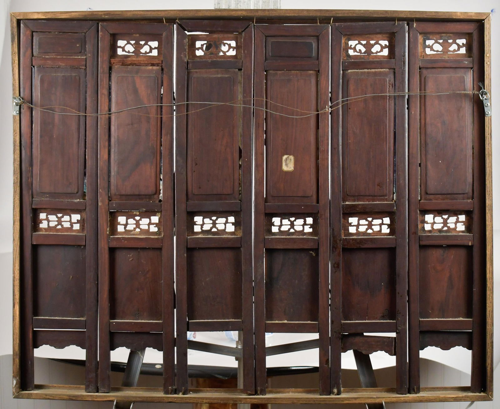 ANTIQUE REVERSE PAINTED CHINESE TABLE SCREEN. - 5