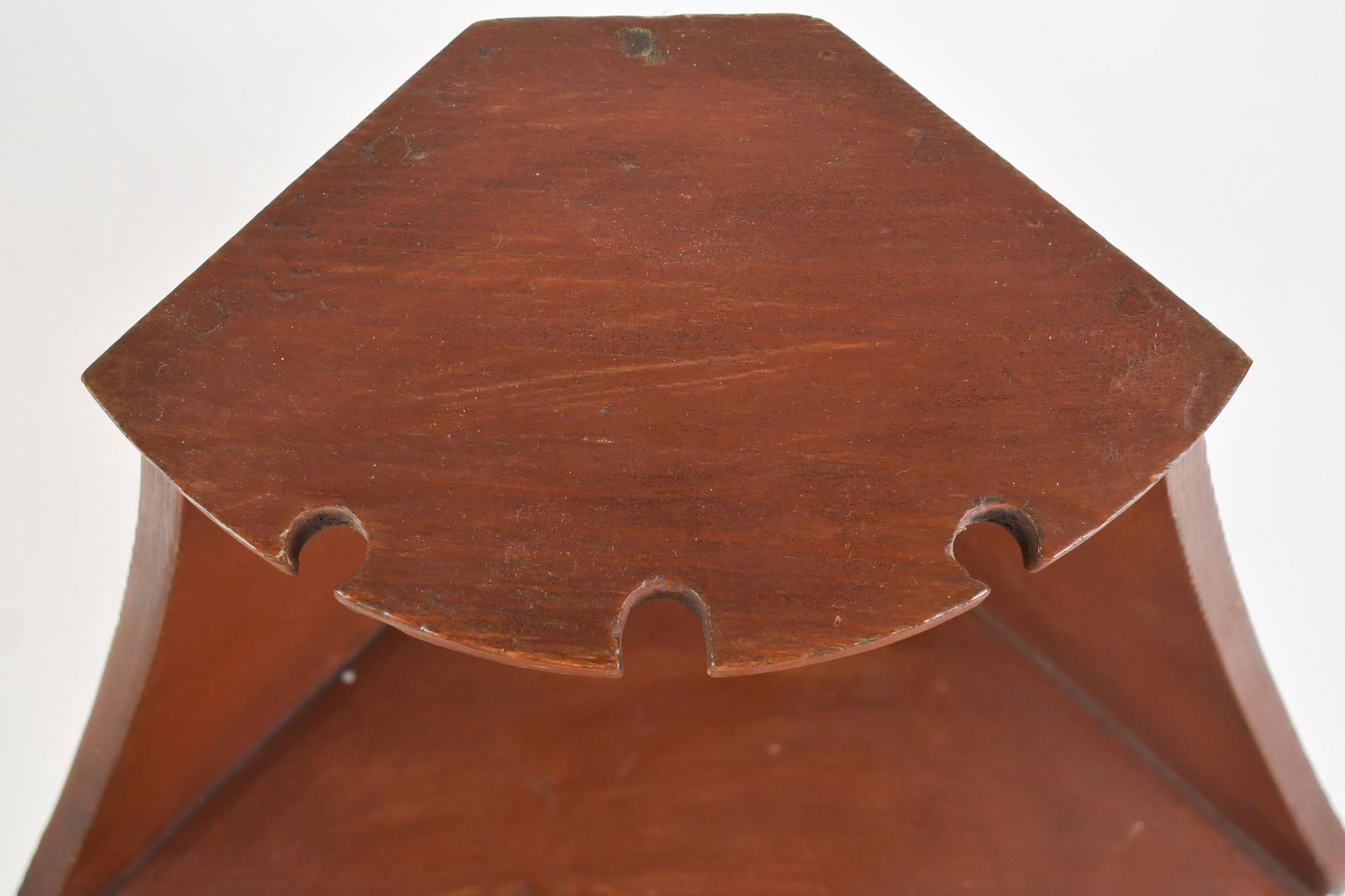 ANTIQUE RED PAINTED CORNER SHELF. - 3