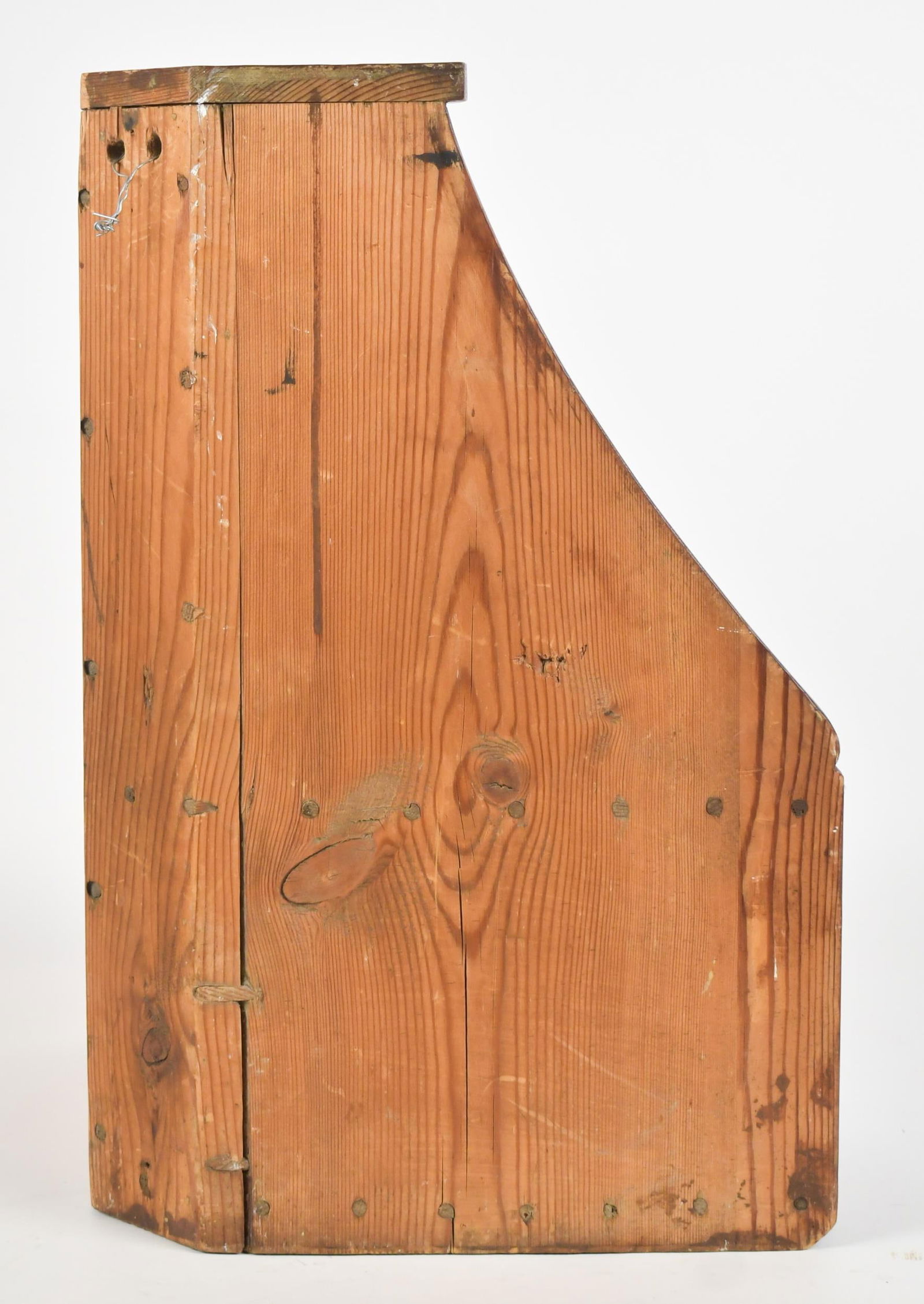 ANTIQUE RED PAINTED CORNER SHELF. - 9