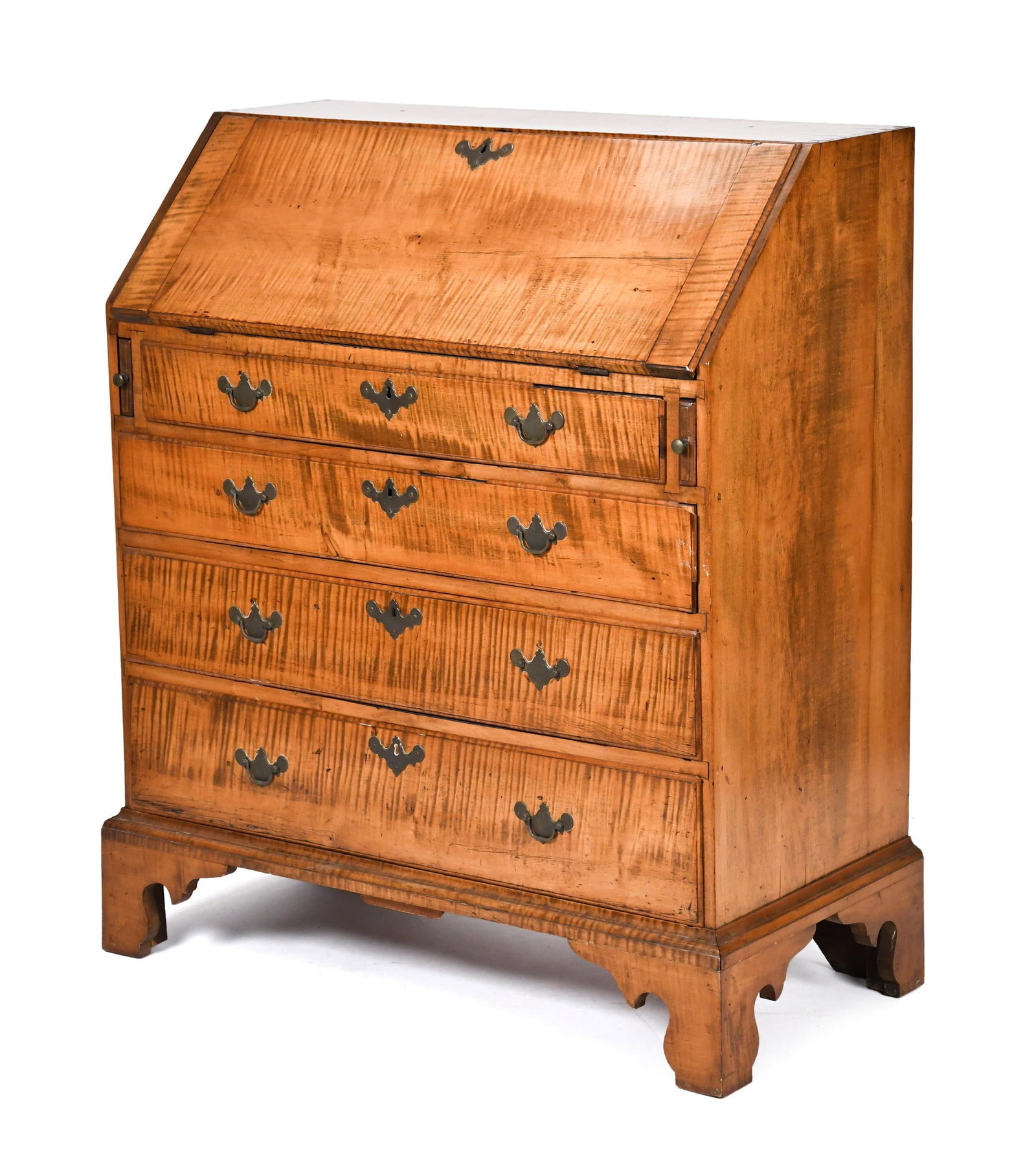 18TH C. CHIPPENDALE TIGER MAPLE SLANT LID DESK.: A ca. 1780 New England Chippendale tiger maple slant lid desk with a dovetailed top, and slant lid covering a desk interior with valance, pigeon holes, and drawers, above four graduated drawers, on an