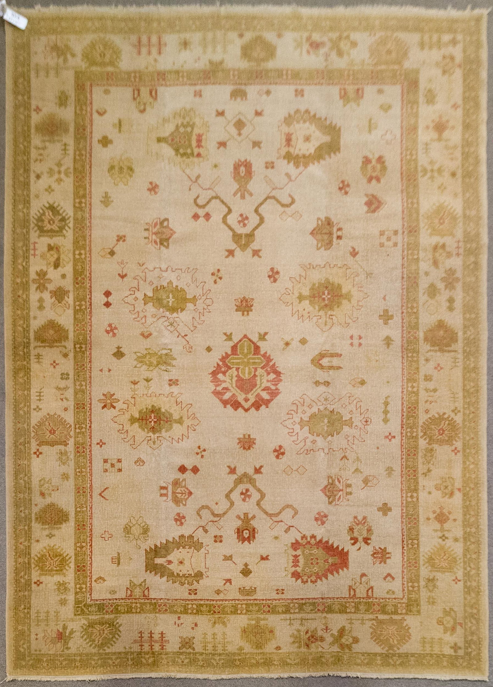 VINTAGE ORIENTAL OUSHAK ROOM SIZE RUG. (1 of 6)