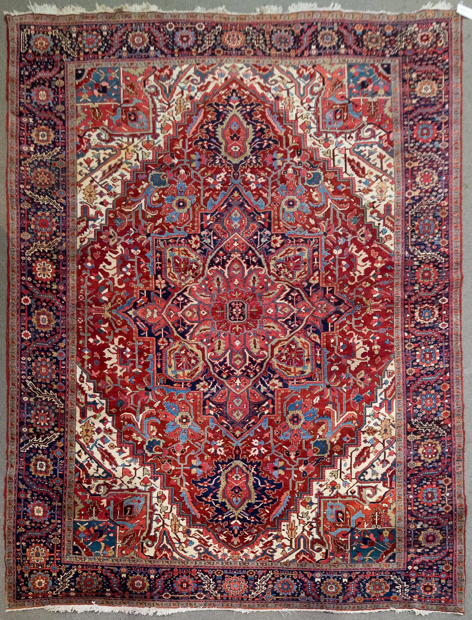 VINTAGE ORIENTAL ROOM SIZE HERIZ RUG. (1 of 8)