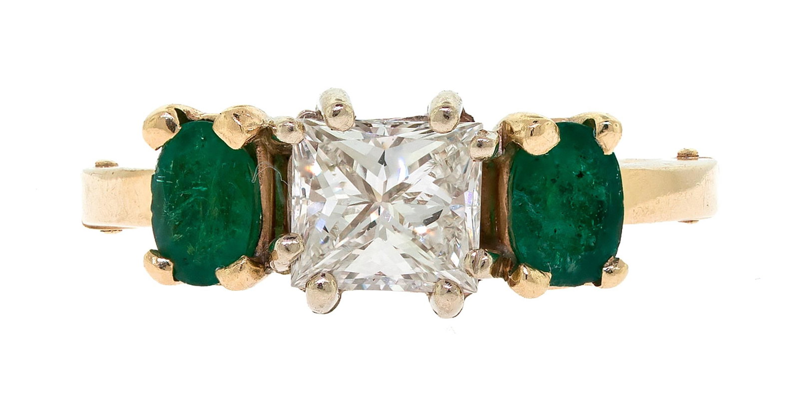 14K GOLD 1.25 CT. PRINCESS DIAMOND & EMERALD RING.: A 14k yellow gold (stamped) three-stone ring with Finger Fit shank set with an approx. 1.25 ct., princess cut, natural diamond of I color and VS clarity and approx. .75 ct. tw., faceted oval, medium d