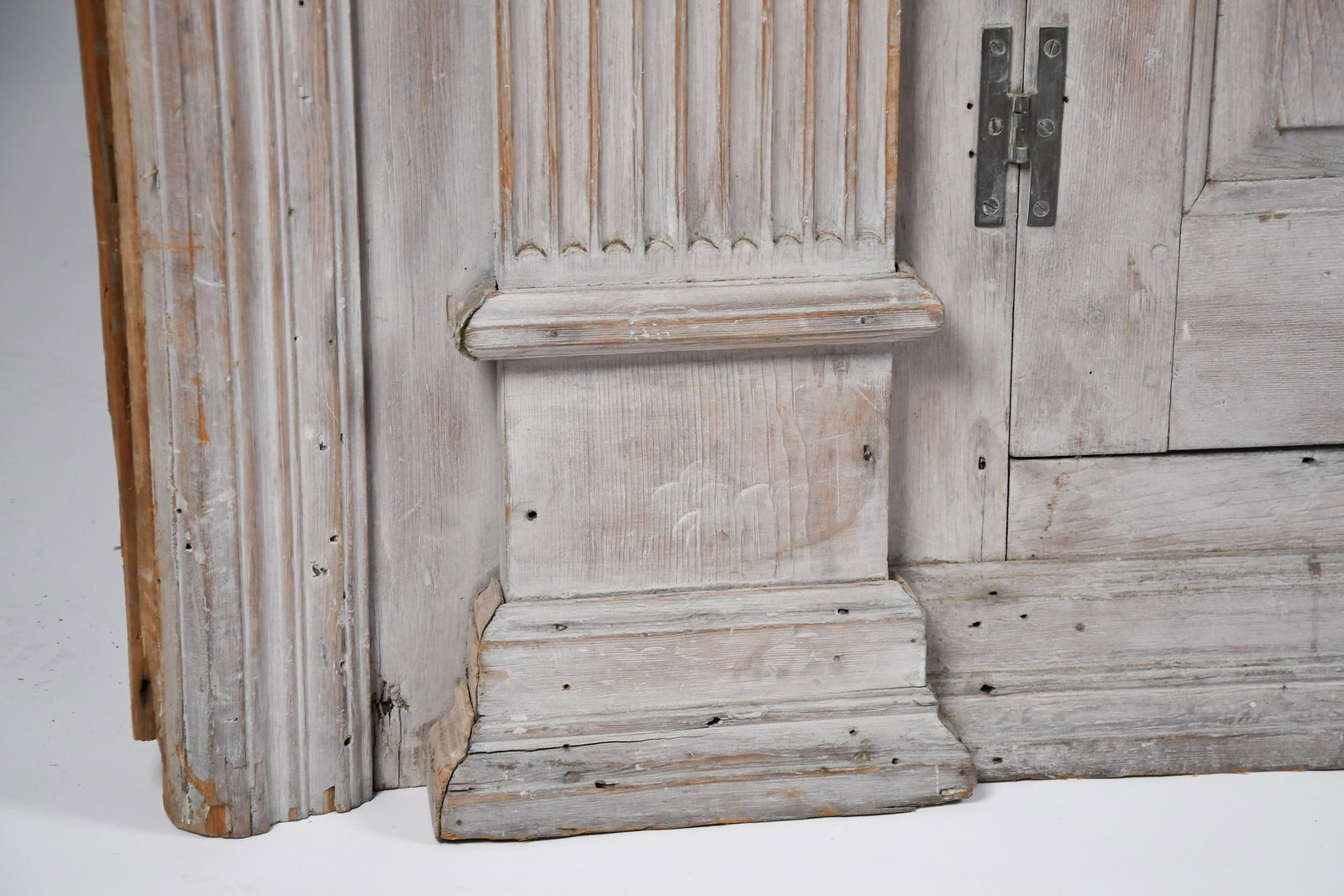 RARE MID 18TH C. ARCHITECTURAL PINE CORNER CUPBOARD. - 2