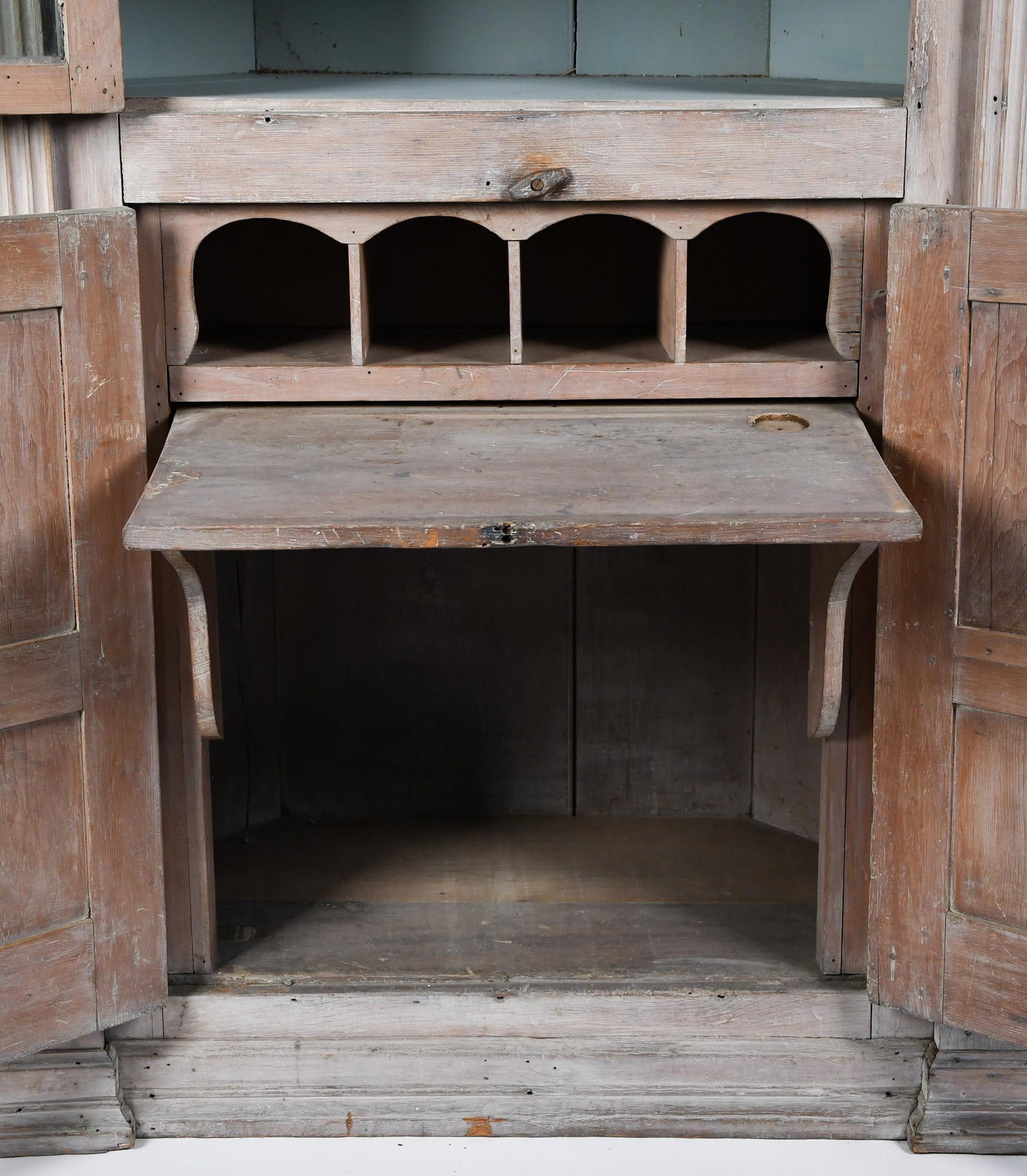 RARE MID 18TH C. ARCHITECTURAL PINE CORNER CUPBOARD. - 4