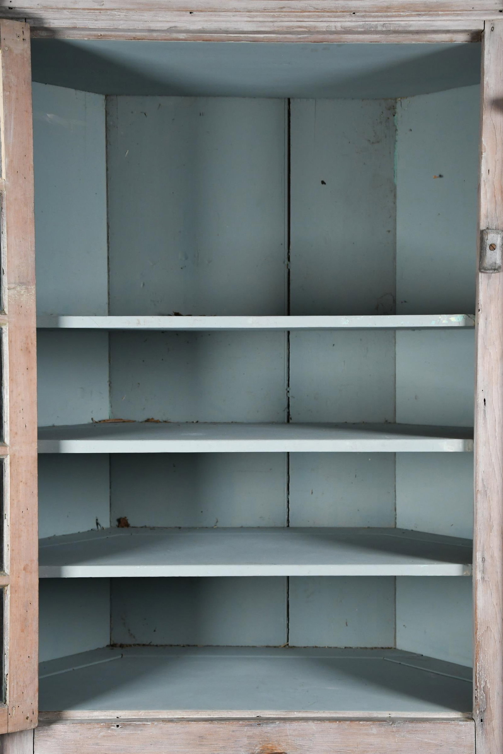 RARE MID 18TH C. ARCHITECTURAL PINE CORNER CUPBOARD. - 5