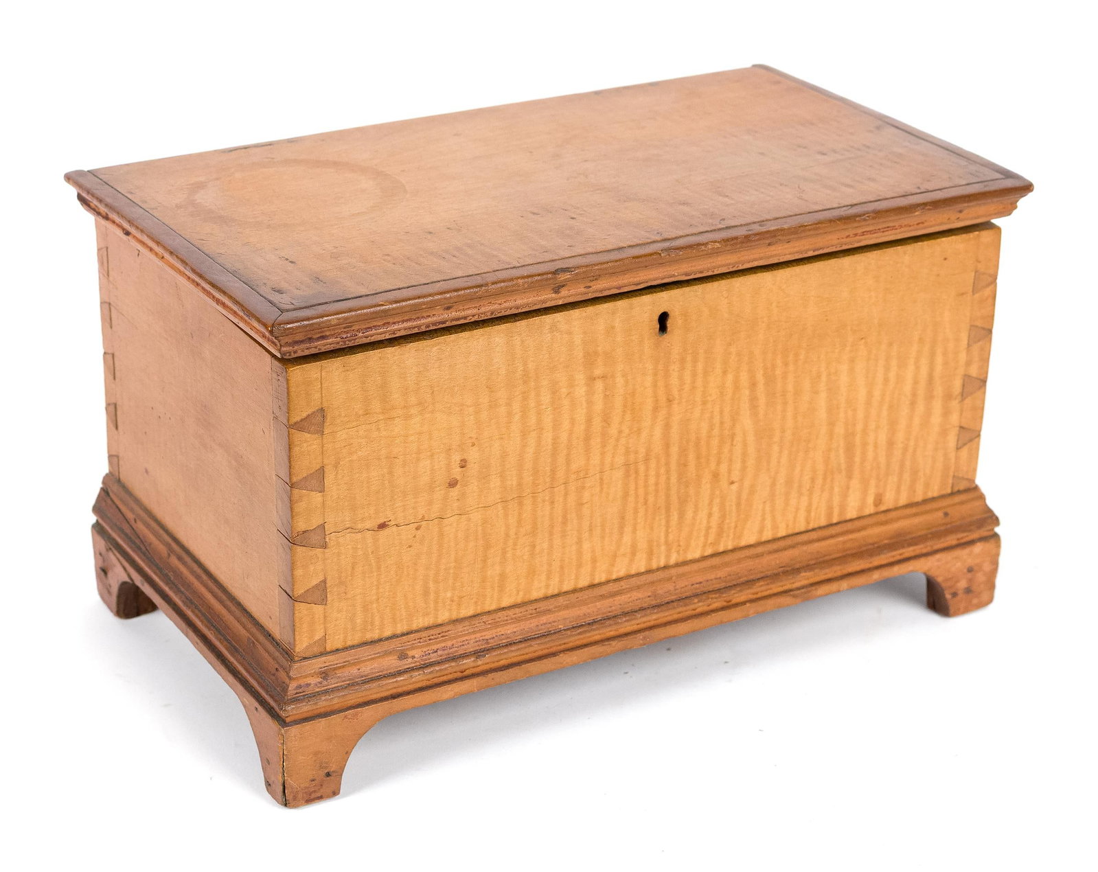 18TH C. TIGER MAPLE CHILDS BLANKET CHEST. (1 of 9)