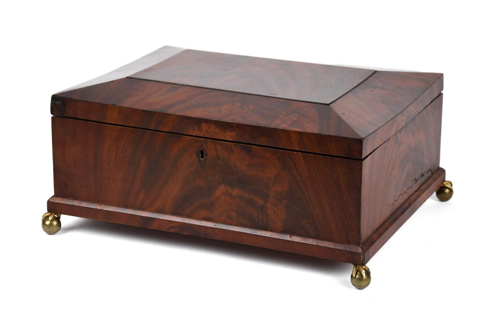 19TH C. MA MAHOGANY DRESSER BOX, SEYMOUR WORKSHOP.: A ca. 1830 Massachusetts mahogany hinged top mahogany veneer on pine dresser box with open interior and small brass animal paw on ball feet. Attributed to the workshop of Seymour, Boston MA.