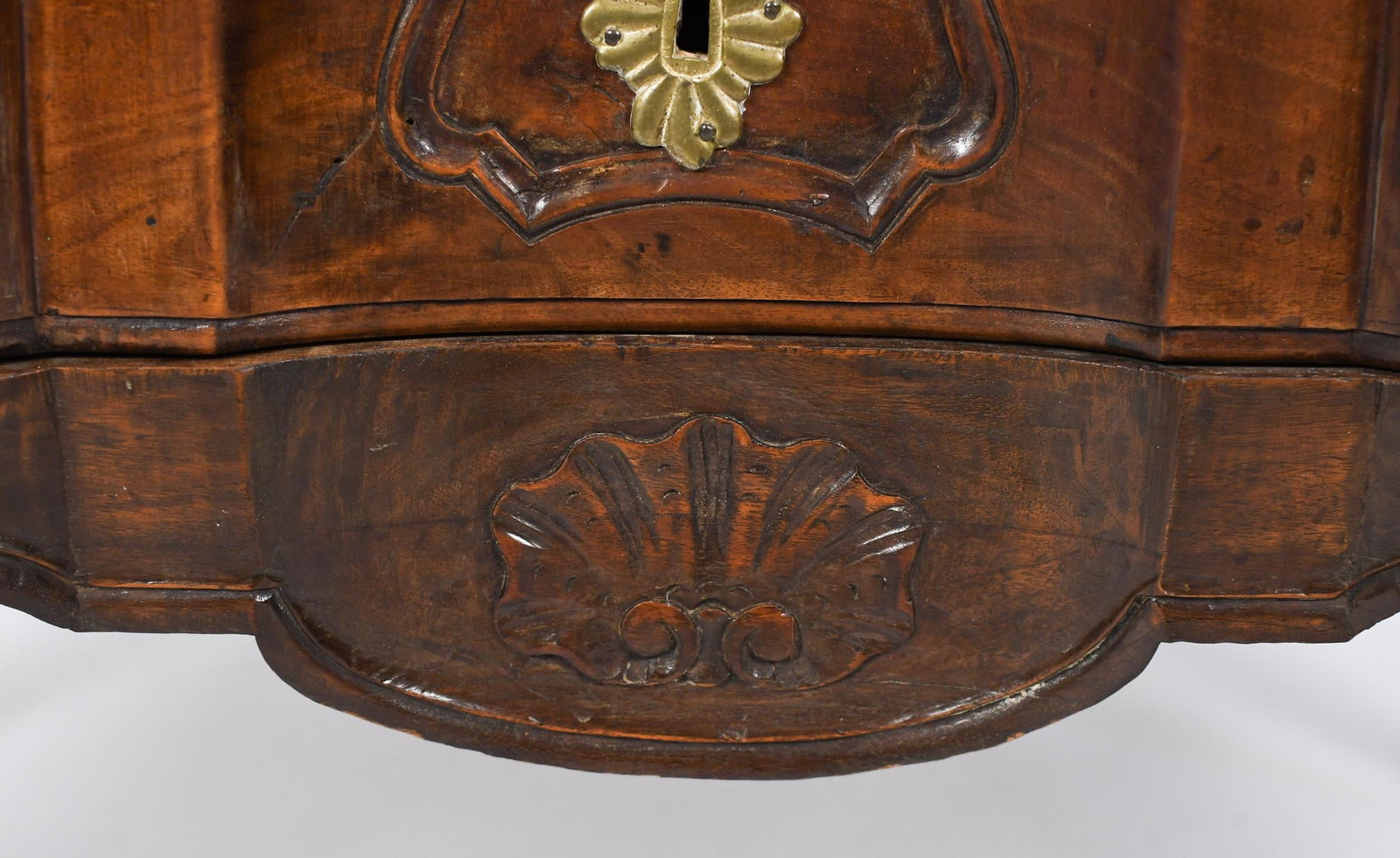 18TH C. ITALIAN WALNUT COMMODE. - 3