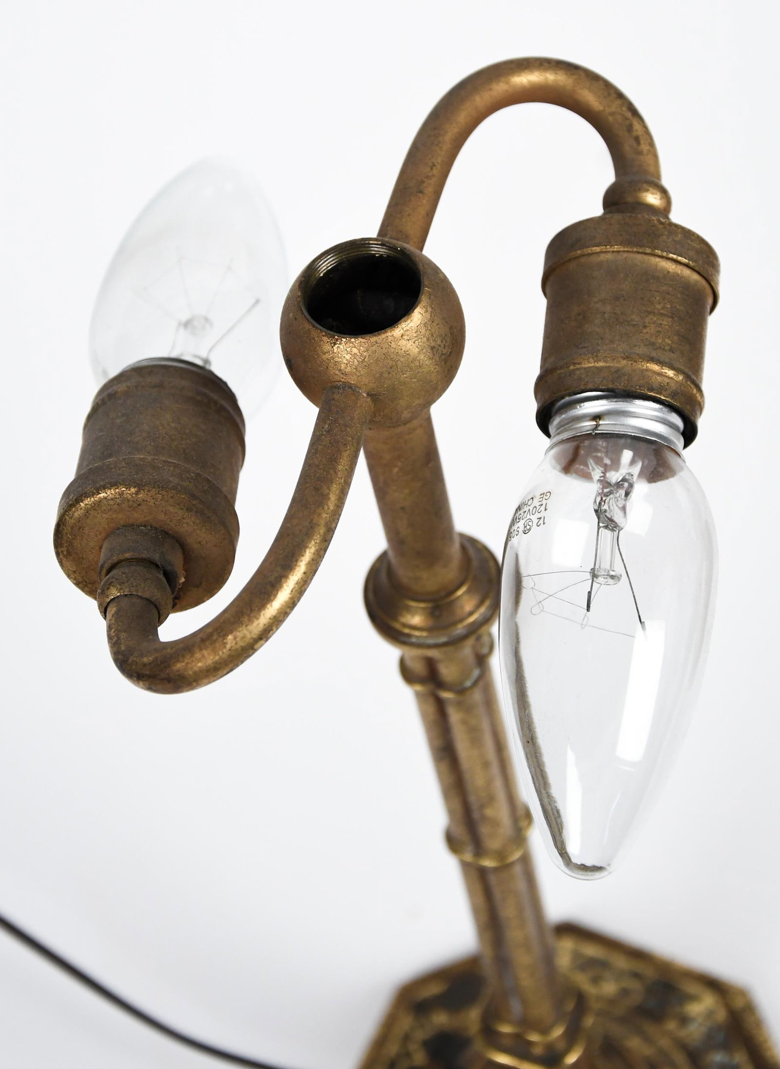 ANTIQUE TIFFANY STUDIOS TABLE LAMP. - 2