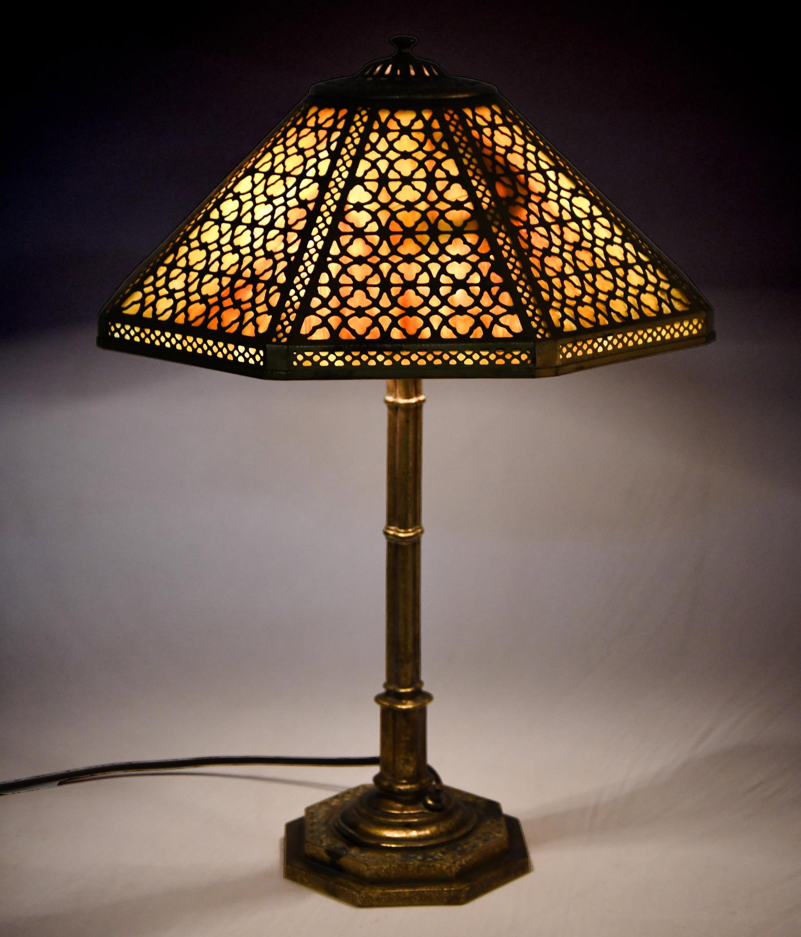 ANTIQUE TIFFANY STUDIOS TABLE LAMP. - 3