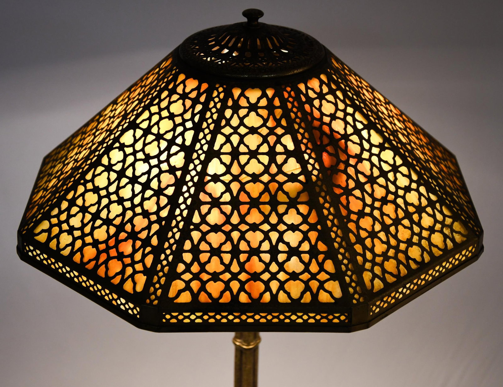 ANTIQUE TIFFANY STUDIOS TABLE LAMP. - 4