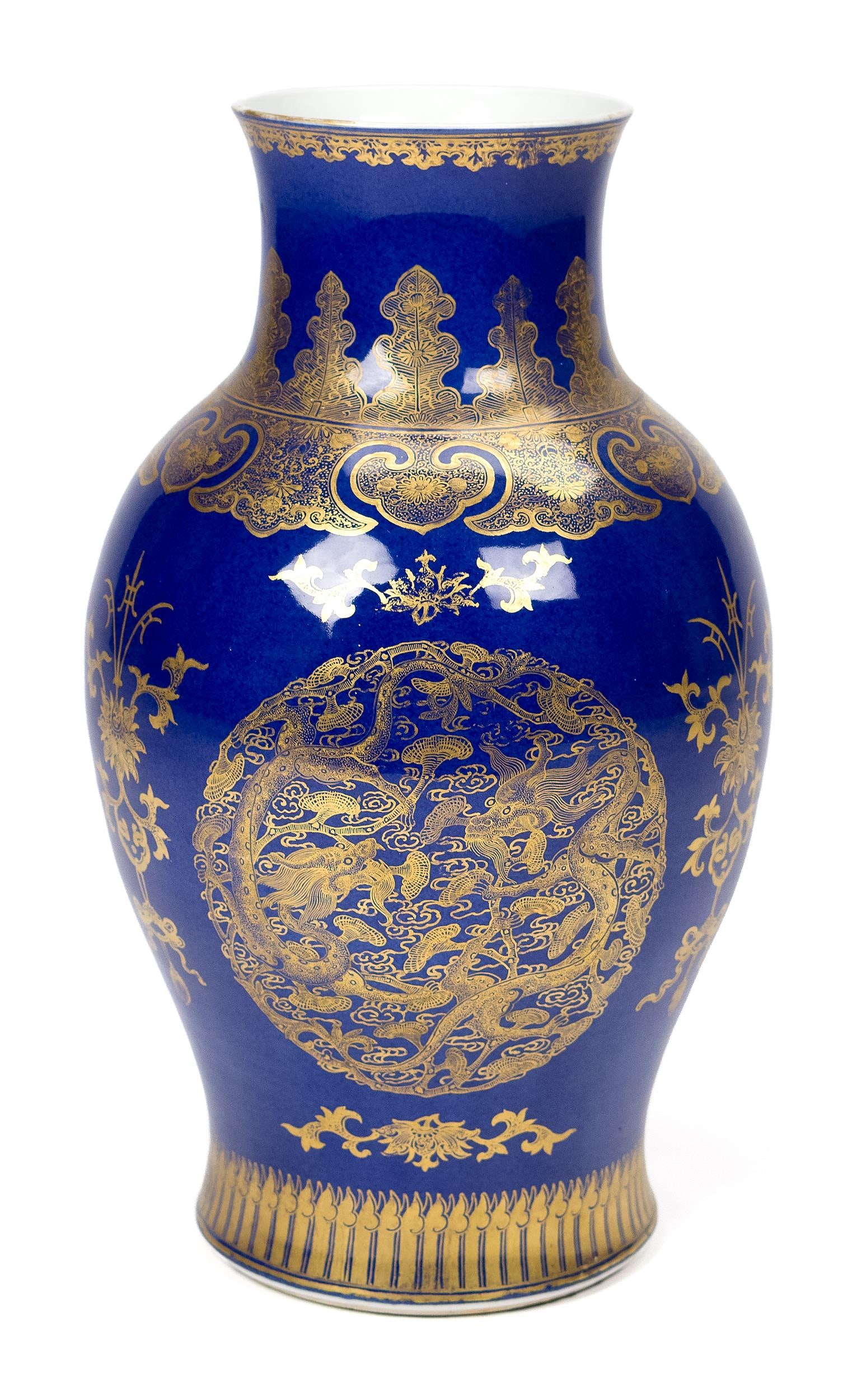 EARLY 19TH C. QING CHINESE POWDER BLUE AND GILT VASE. (1 of 10)