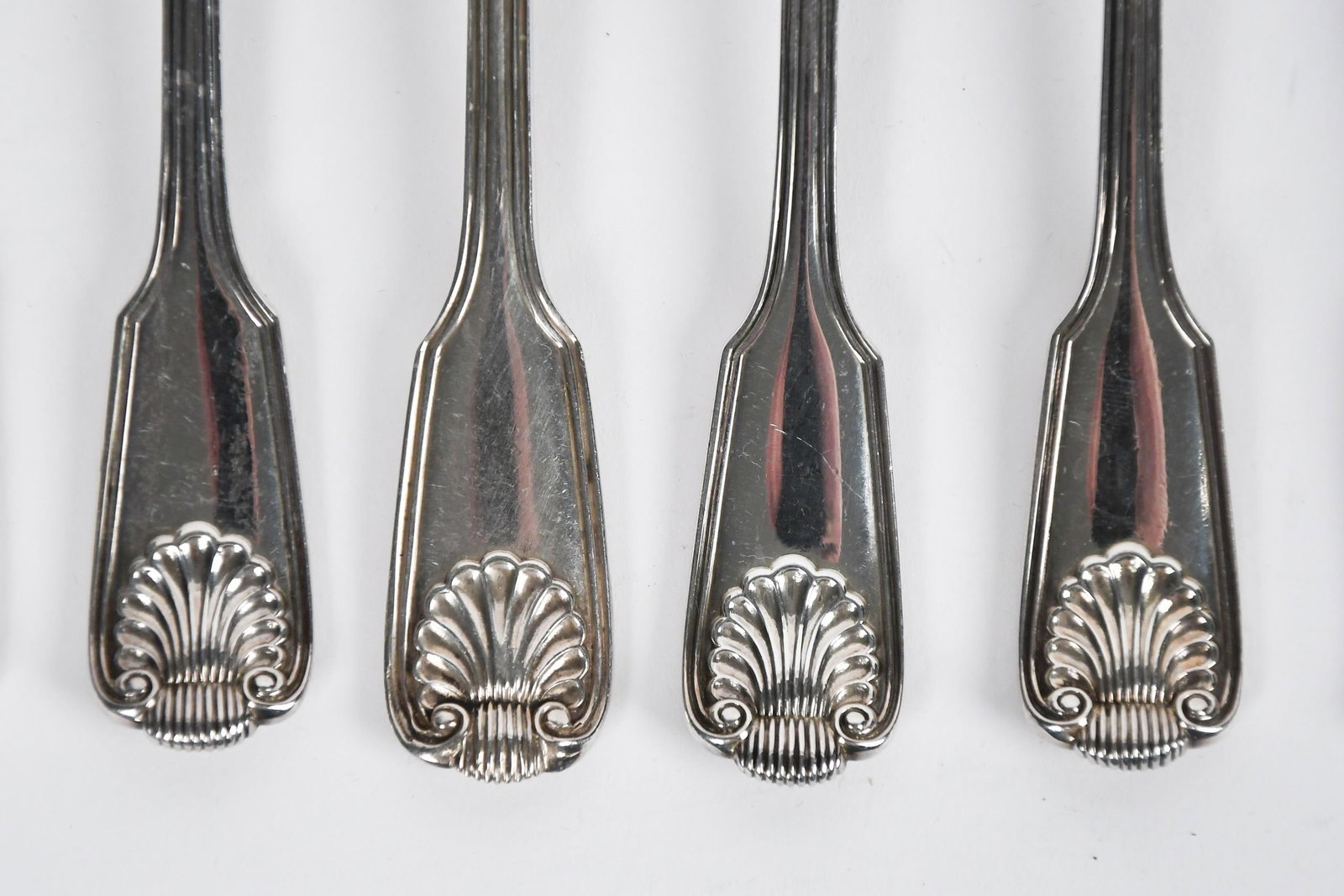 ENGLISH SHELL PATTERN STERLING FLATWARE SET. - 4