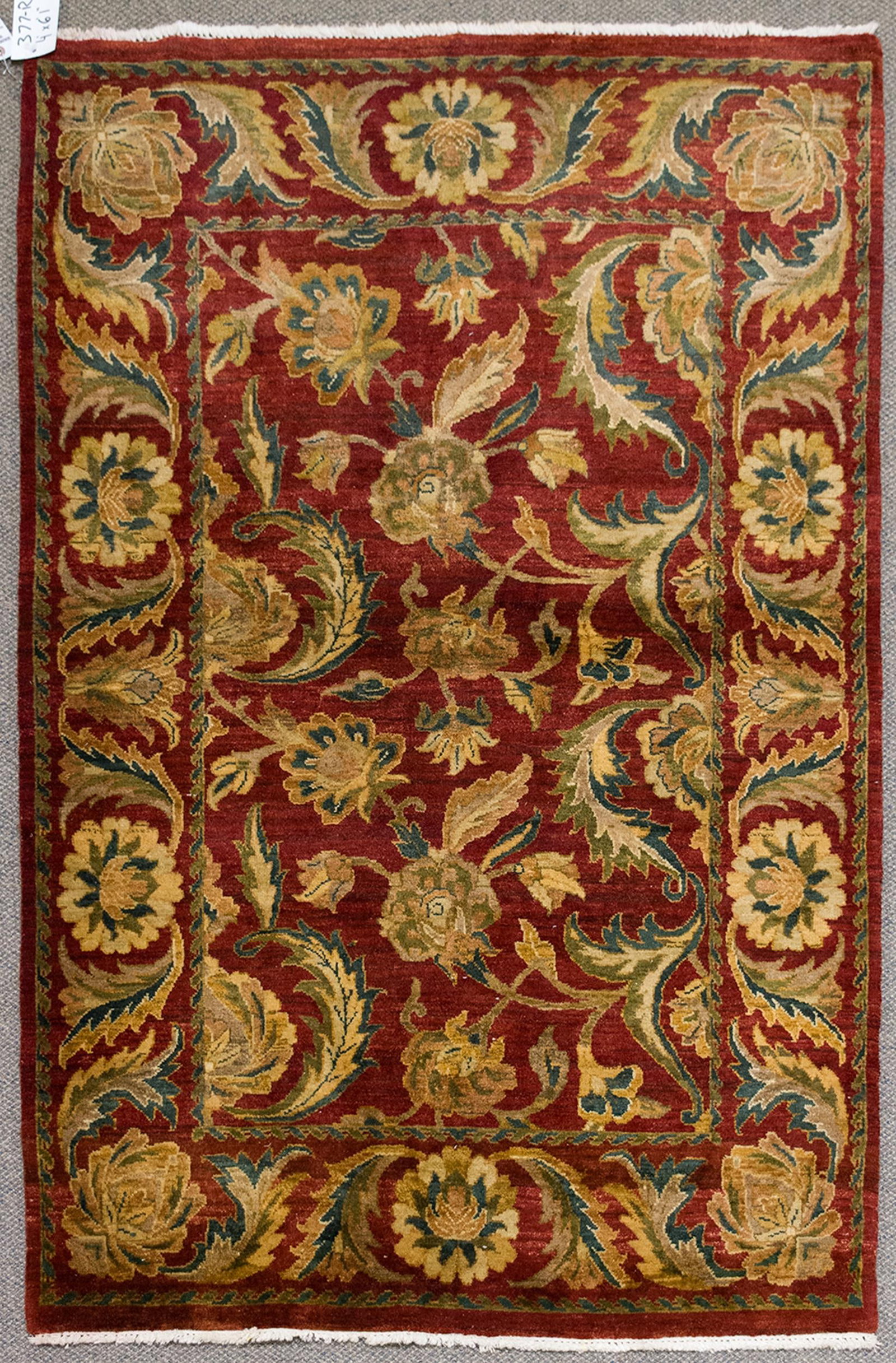 VINTAGE FLORAL ORIENTAL RUG. (1 of 7)