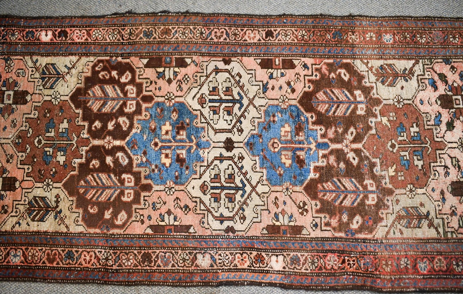 ANTIQUE ORIENTAL RUNNER. - 3