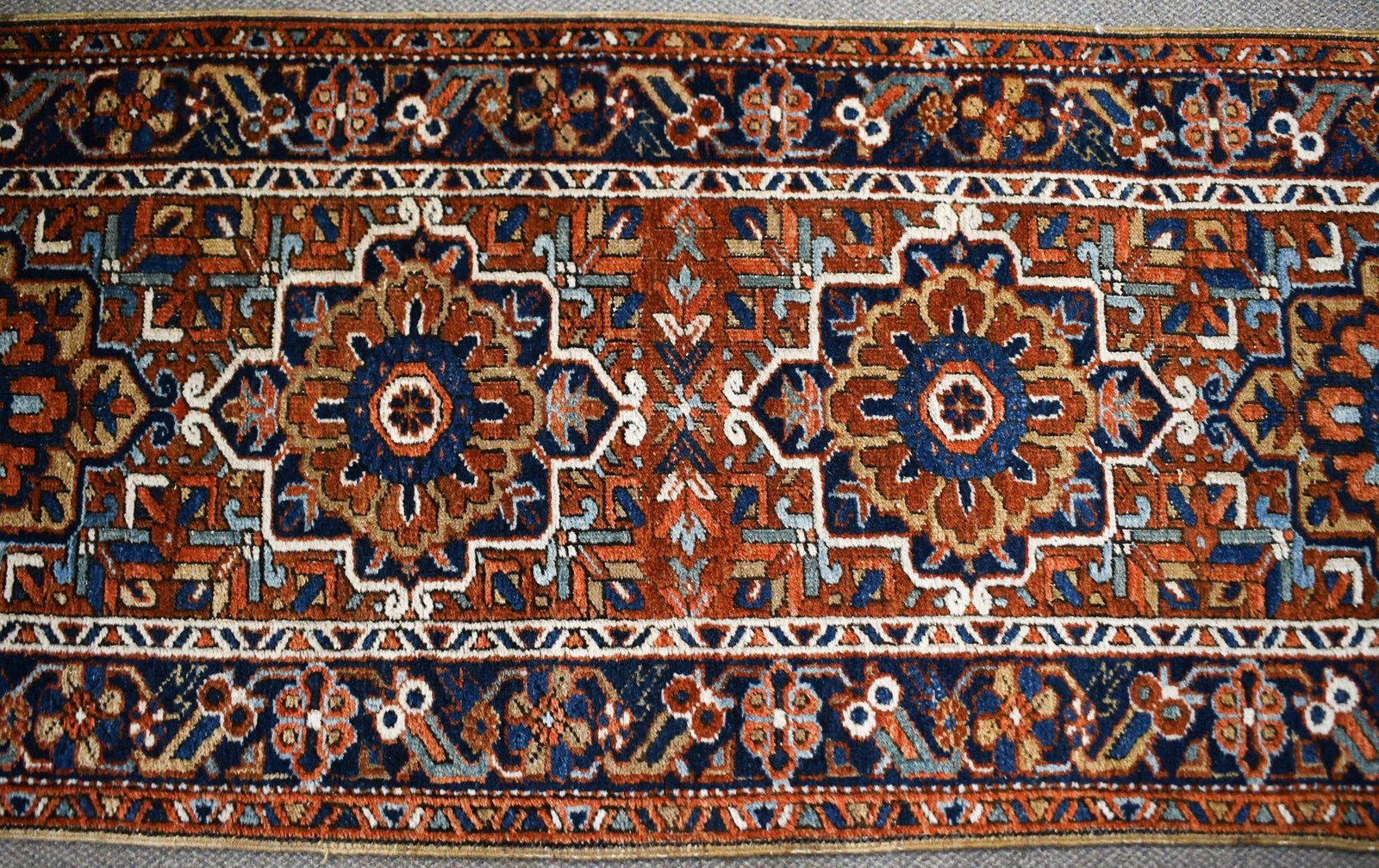 ANTIQUE HERIZ HALL RUNNER. - 3