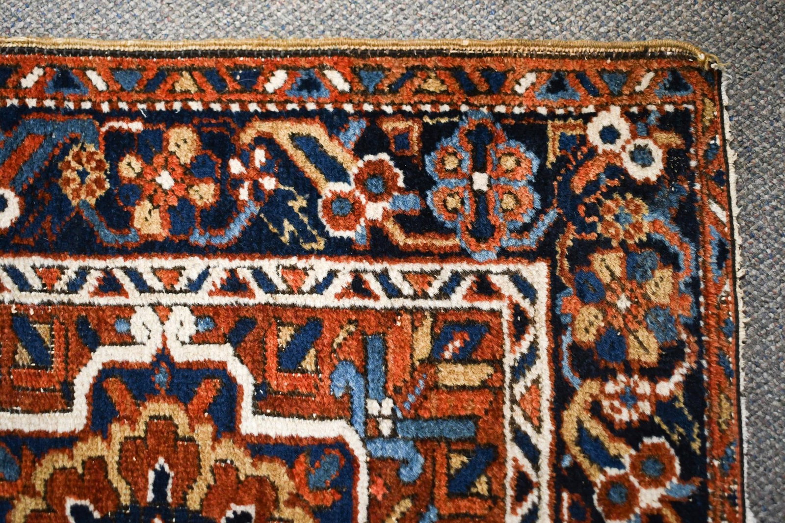ANTIQUE HERIZ HALL RUNNER. - 4